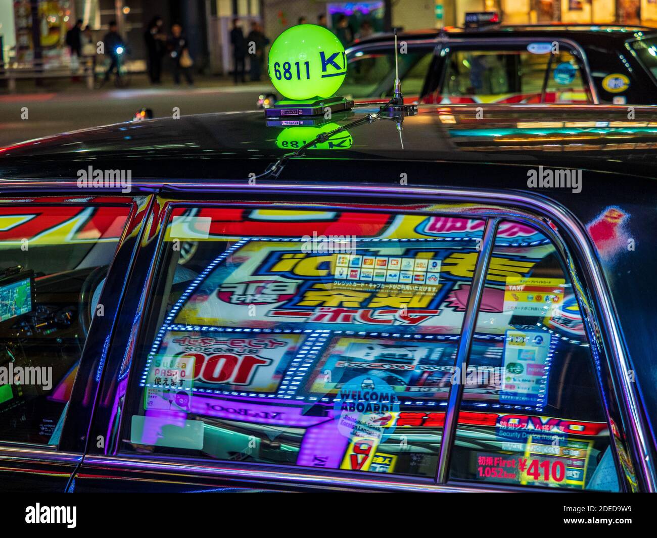 Tokyo taxi éclairé au néon la nuit avec panneau lumineux. Neon de Tokyo. Taxis de Tokyo. Banque D'Images