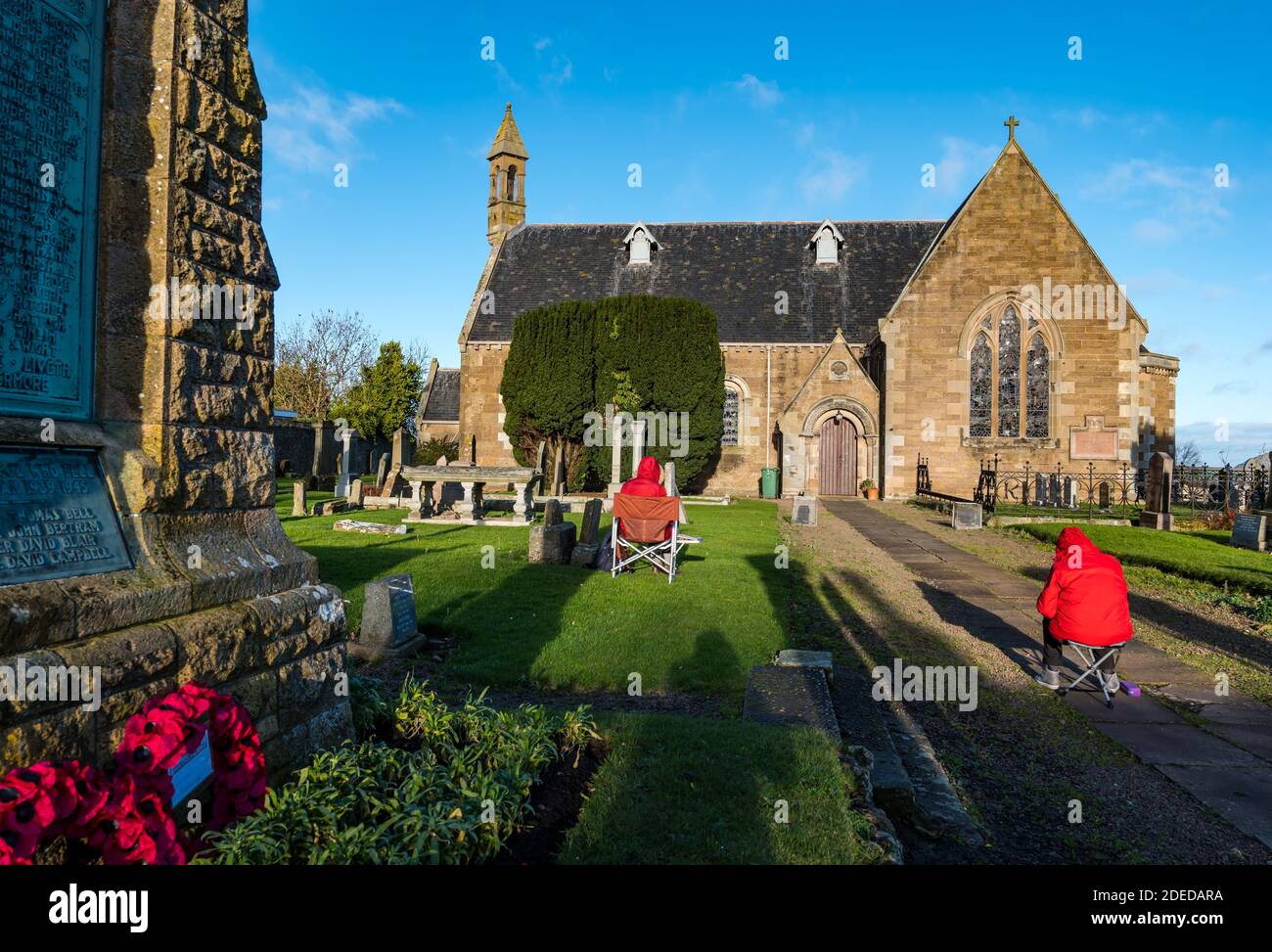Athelstaneford, East Lothian, Écosse, Royaume-Uni, 30 novembre 2020. Les membres du groupe d'art East Linton visitent l'église à l'emplacement du National Flag Heritage Centre, sur le site historique du lieu de naissance du drapeau national écossais Banque D'Images