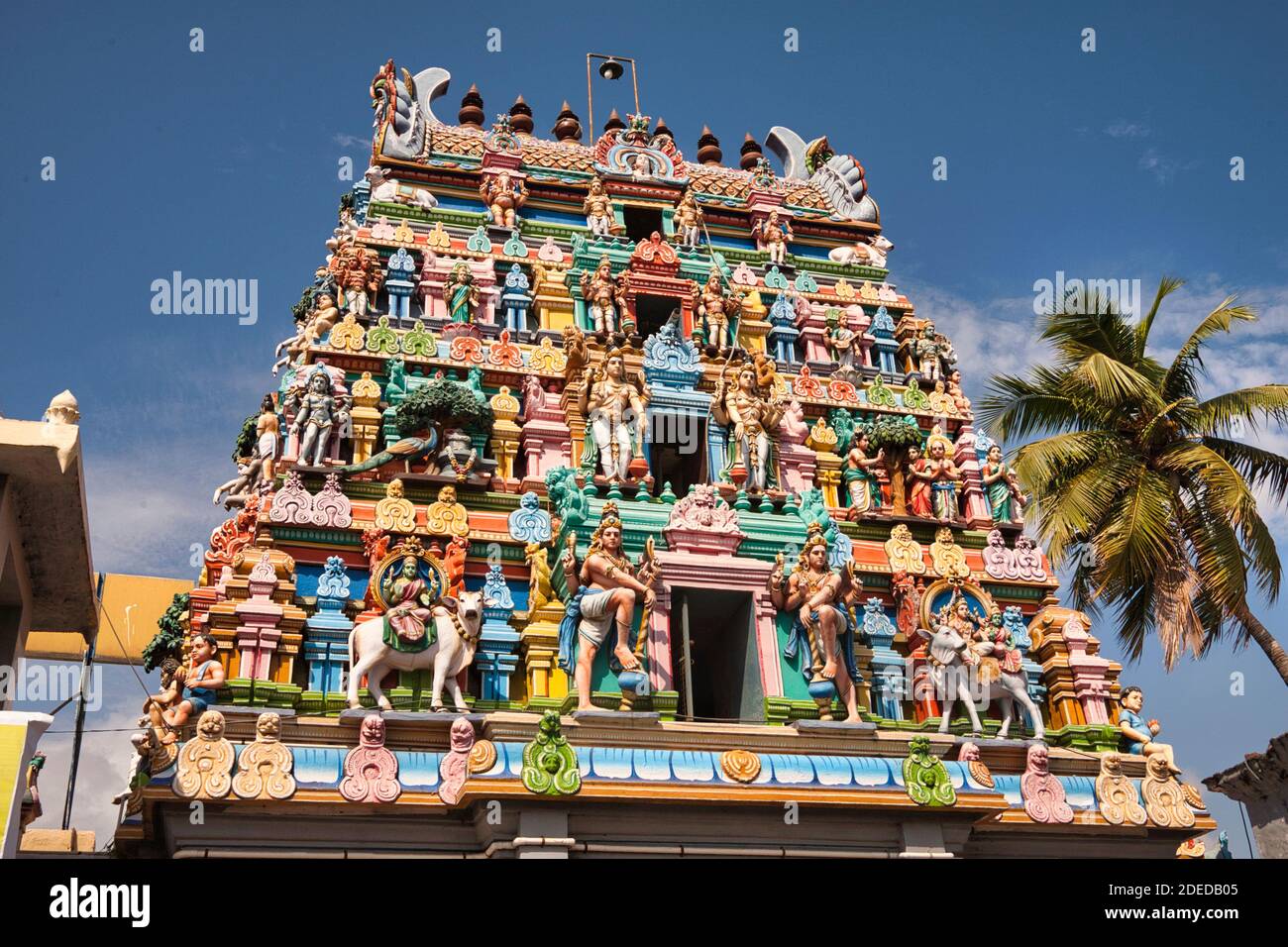 Une belle tour de dieux et de personnages au temple de Kapaleeshwara, Chennai, Inde Banque D'Images