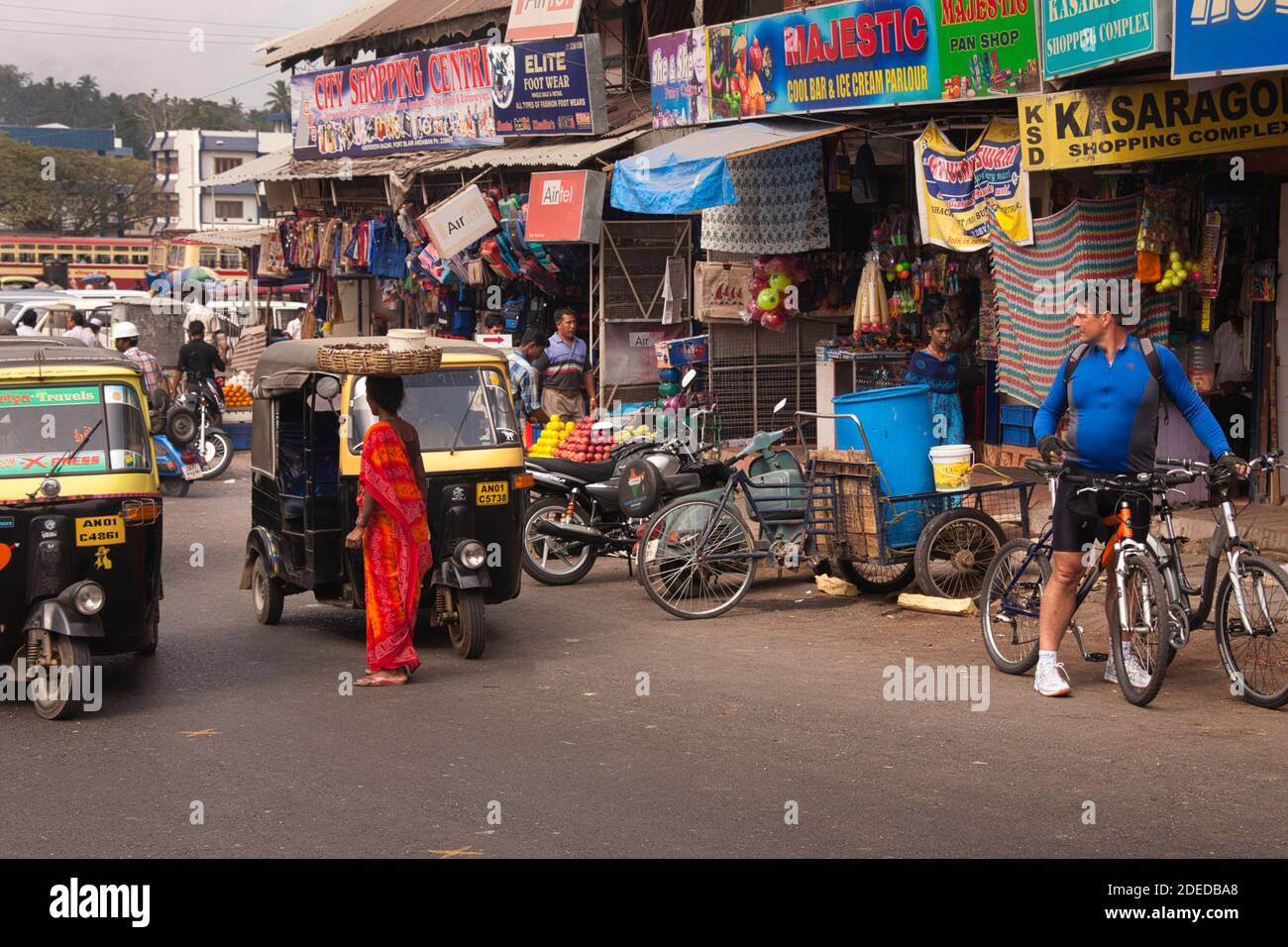 Activité sur la rue principale de Port Blair dans les îles Andaman avec des façades de magasins et des gens passant par, une scène typique de pays du tiers monde Banque D'Images