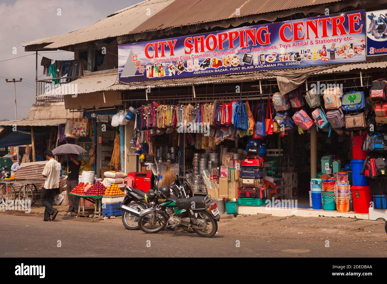 Activité sur la rue principale de Port Blair dans les îles Andaman avec des façades de magasins et des gens passant par, une scène typique de pays du tiers monde. Banque D'Images