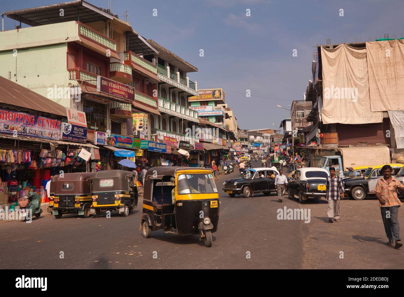 Activité dans la rue principale de Port Blair dans les îles Andaman avec des taxis jaunes et noirs et tri shaw sur la route. Banque D'Images