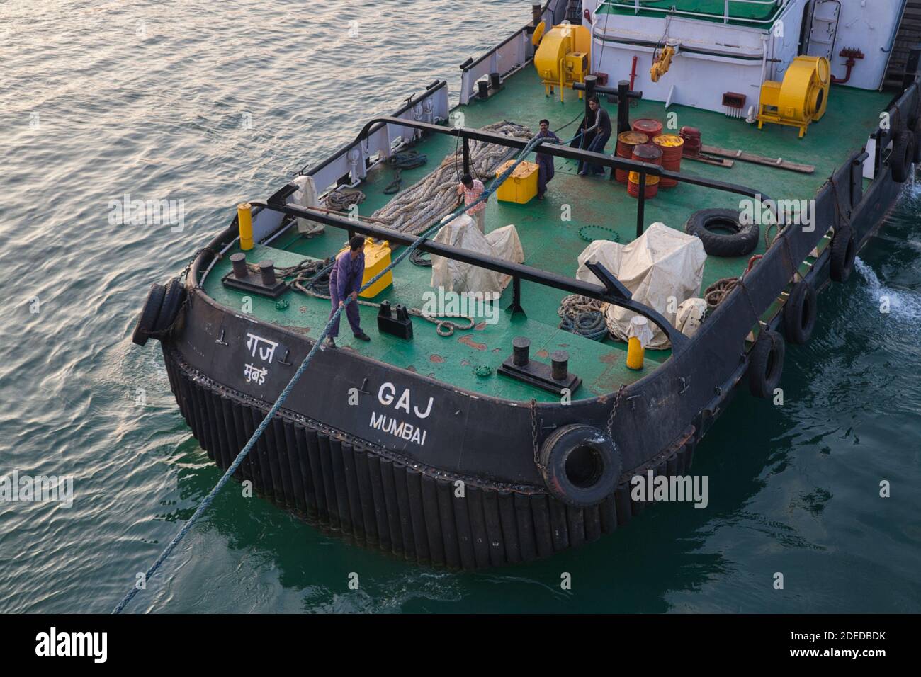La section de la poupe d'un remorqueur comme il se prépare avec un câble de remorquage pour remorquer un navire hors du quai à Port Blair, les îles Andaman Banque D'Images