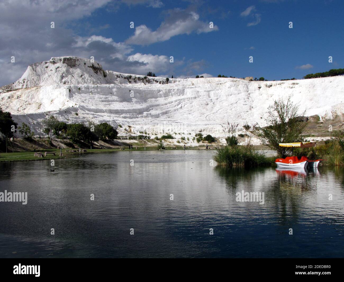 Les terrasses de Sinter, classées au patrimoine mondial de l'UNESCO, de Pamukkale, Denizli, Turquie Banque D'Images