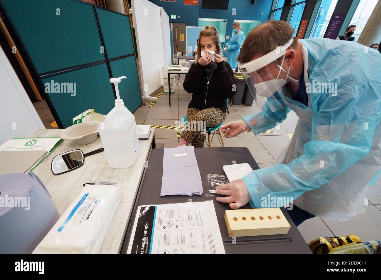 L'étudiante Amy Hariot Bingle, 22 ans, de l'Université de Newcastle, a montré comment administrer un test Covid-19, afin qu'elle puisse se tester, par David Black (à droite), un spécialiste de la santé professionnelle. Amy fera partie d'un test de masse à travers le Royaume-Uni à partir de demain, le 1er décembre 2020. Banque D'Images