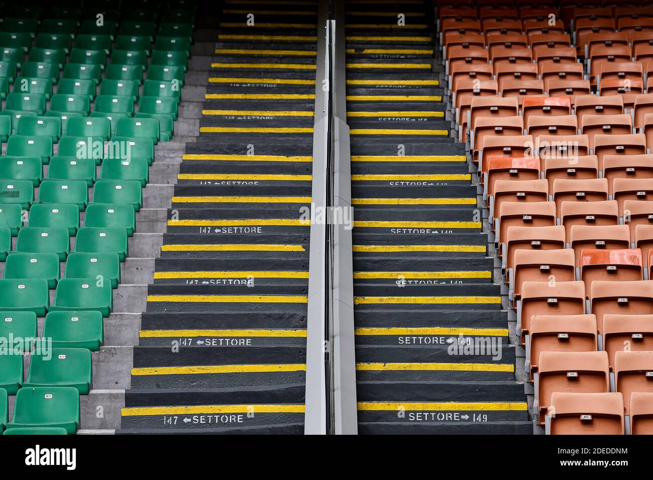 Milan, Italie - 29 novembre 2020 : des sièges vides sont vus avant le match de football de la série A entre l'AC Milan et l'ACF Fiorentina. Les stades de football de toute l'Europe restent vides en raison de la pandémie du coronavirus, car les lois de distanciation sociale du gouvernement interdisent aux fans de se rendre dans les lieux, ce qui entraîne le jeu de présentoirs derrière des portes fermées. AC Milan a remporté 2-0 contre ACF Fiorentina. Credit: Nicolò Campo/Alay Live News Banque D'Images