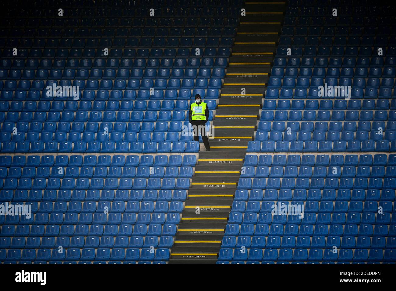 Milan, Italie - 29 novembre, 2020: Un steward est vu parmi les sièges vides pendant à la série UN match de football entre AC Milan et ACF Fiorentina. Les stades de football de toute l'Europe restent vides en raison de la pandémie du coronavirus, car les lois de distanciation sociale du gouvernement interdisent aux fans de se rendre dans les lieux, ce qui entraîne le jeu de présentoirs derrière des portes fermées. AC Milan a remporté 2-0 contre ACF Fiorentina. Credit: Nicolò Campo/Alay Live News Banque D'Images