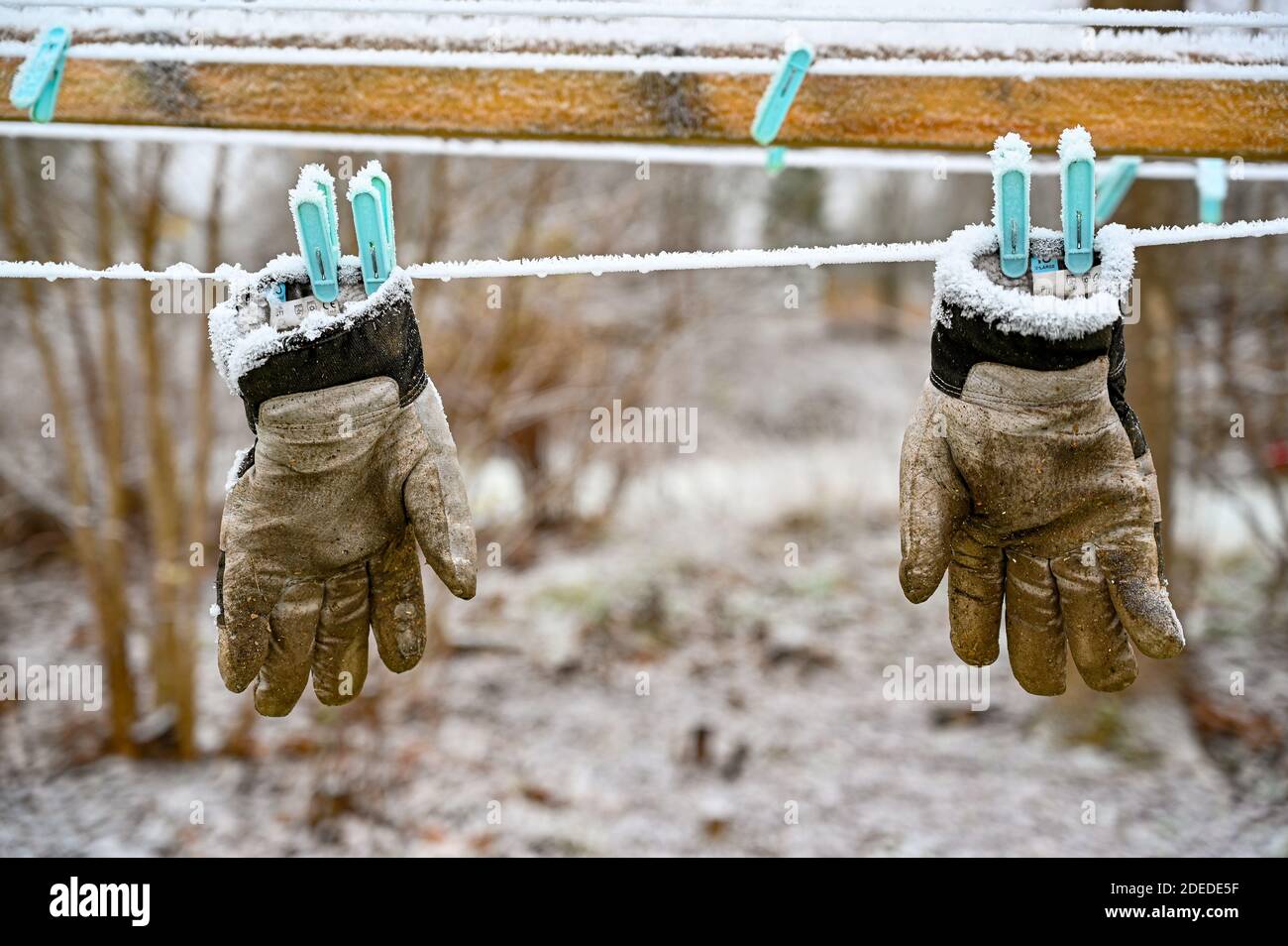 gants de travail suspendus pour sécher un froid jour de novembre Photo  Stock - Alamy
