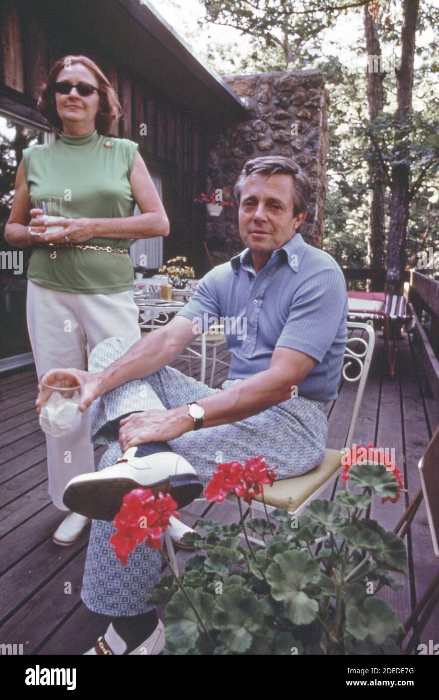 'Photos des années 1970 (1973) - invités à une fête donnée par un directeur de publicité à la retraite dans sa maison au développement de ''Land de la Cinquième saison''; une enclave résidentielle prospère dans le lac Ozark (région du lac des Ozarks Missouri) ' Banque D'Images