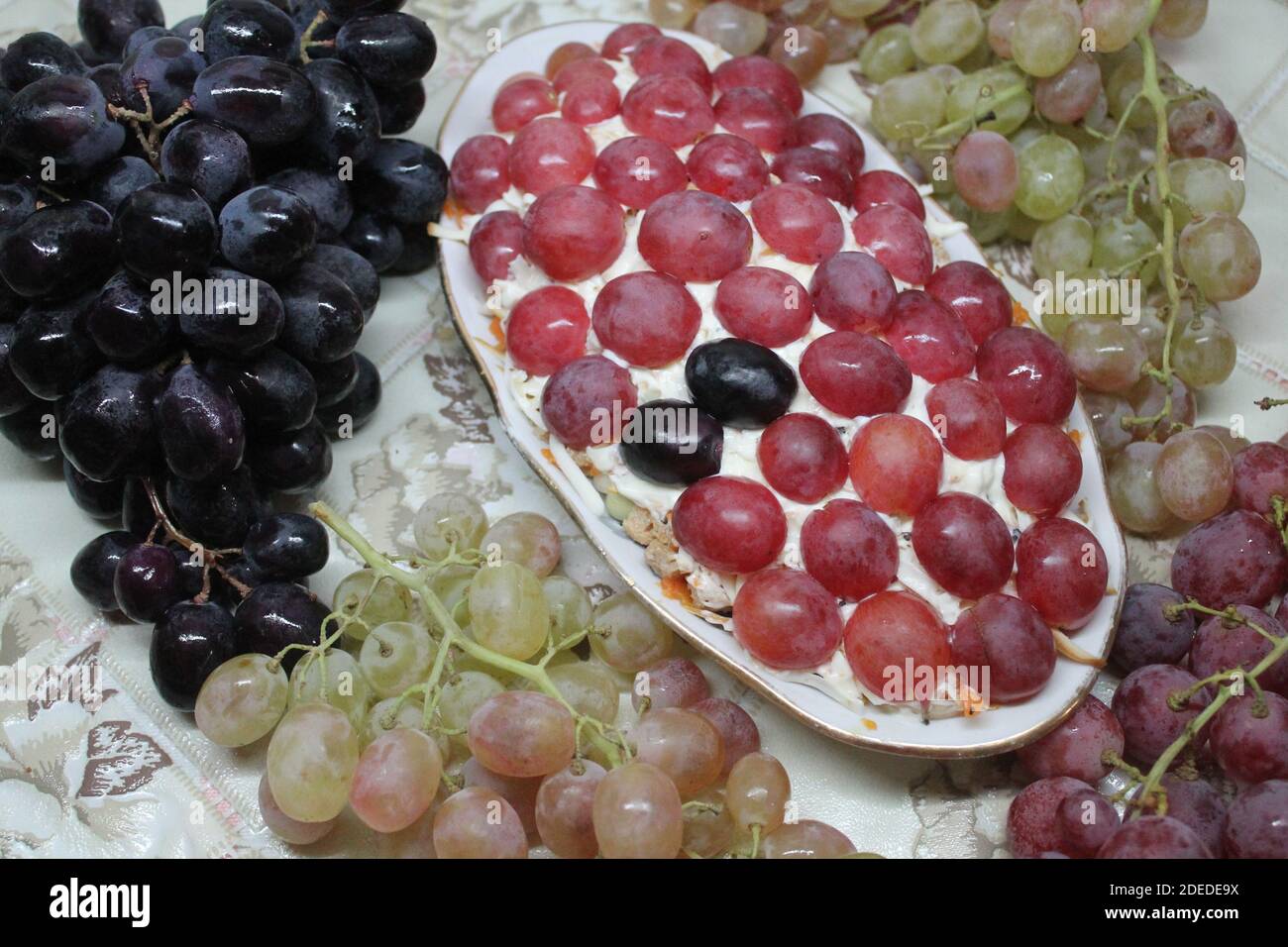 appétissant raisin doux et coloré sur la table pour le dîner de vacances Banque D'Images