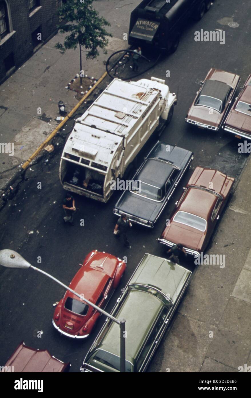 Photo des années 1970 - (1973) - camion d'assainissement passe les automobiles à double stationnement Et Street litter sur 172nd Street à Manhattan Banque D'Images