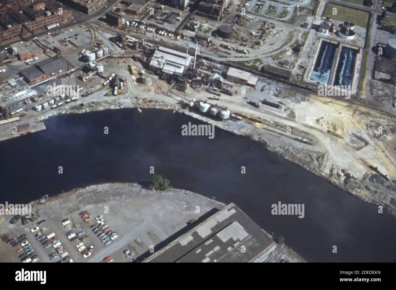 Photo des années 1970 (1973) - Slick de pétrole sur la rivière Buffalo comme il serpente à travers une zone fortement industrialisée finira par Débit dans la rivière Niagara Banque D'Images