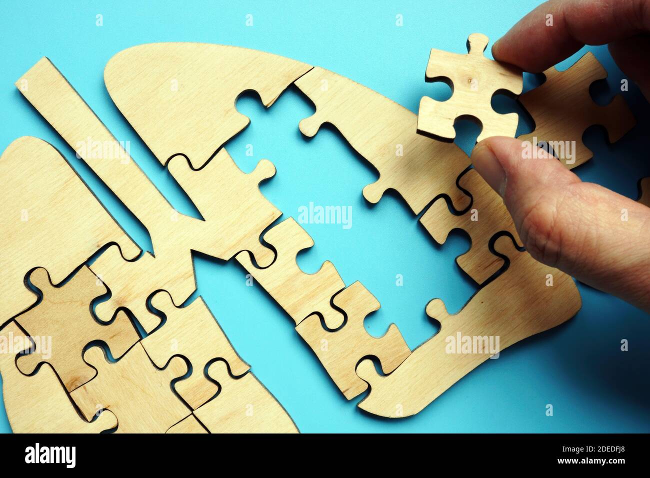 Concept de traitement des maladies pulmonaires. La main est de mettre le puzzle ensemble. Banque D'Images
