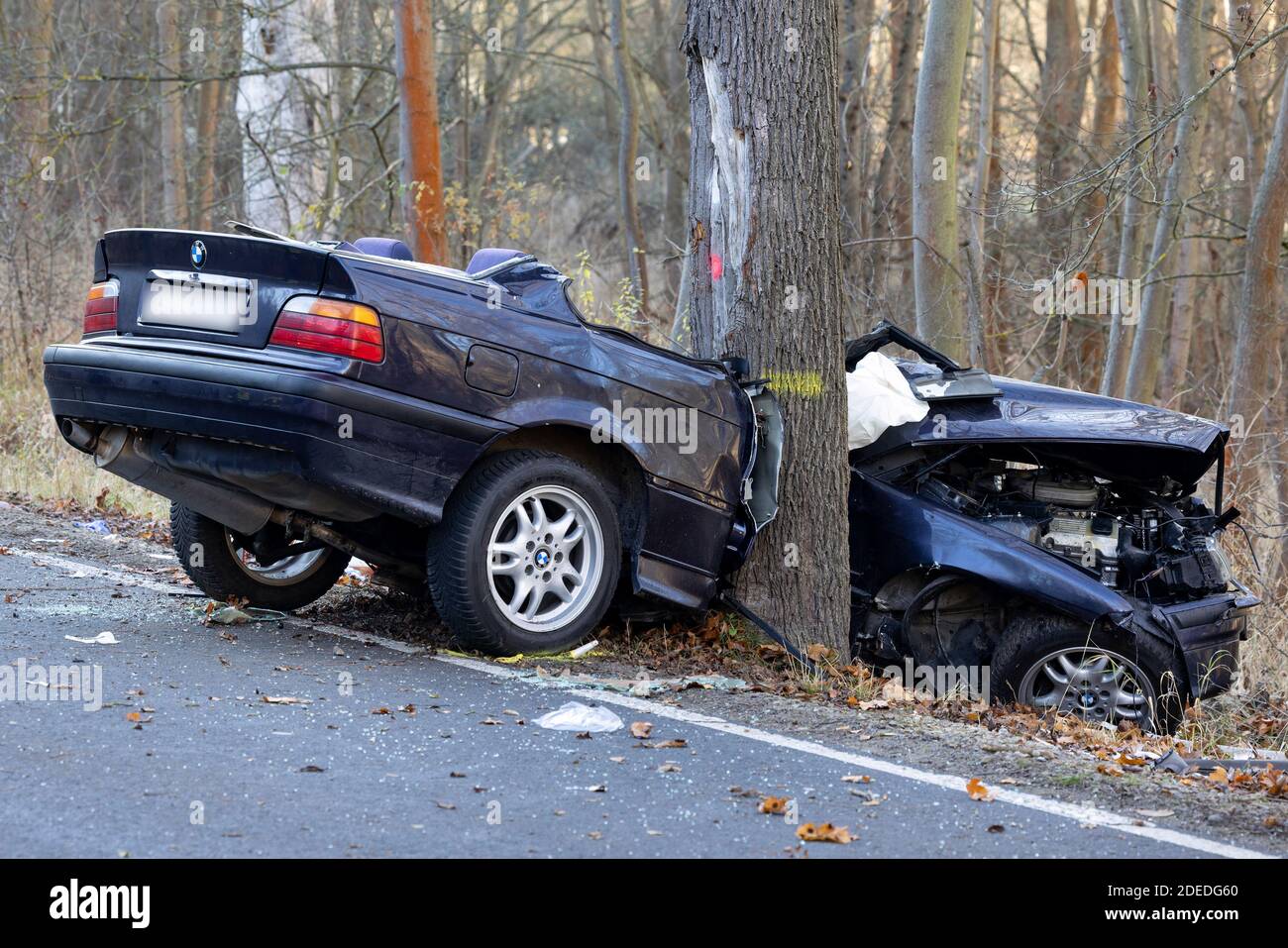 Arnstadt, Allemagne. 30 novembre 2020. Une voiture s'est coincée dans un arbre lors d'un accident de la circulation peu de temps avant d'entrer à Arnstadt depuis Crawinkel. Son passager a été grièvement blessé dans l'accident. Le jeune homme avait conduit sa voiture hors de la route peu de temps avant d'entrer dans Arnstadt et s'était écrasé dans un arbre, a rapporté la police. Credit: Michael Reichel/dpa-Zentralbild/dpa - ATTENTION: Les plaques d'immatriculation ont été pixélisées pour des raisons personnelles./dpa/Alay Live News Banque D'Images