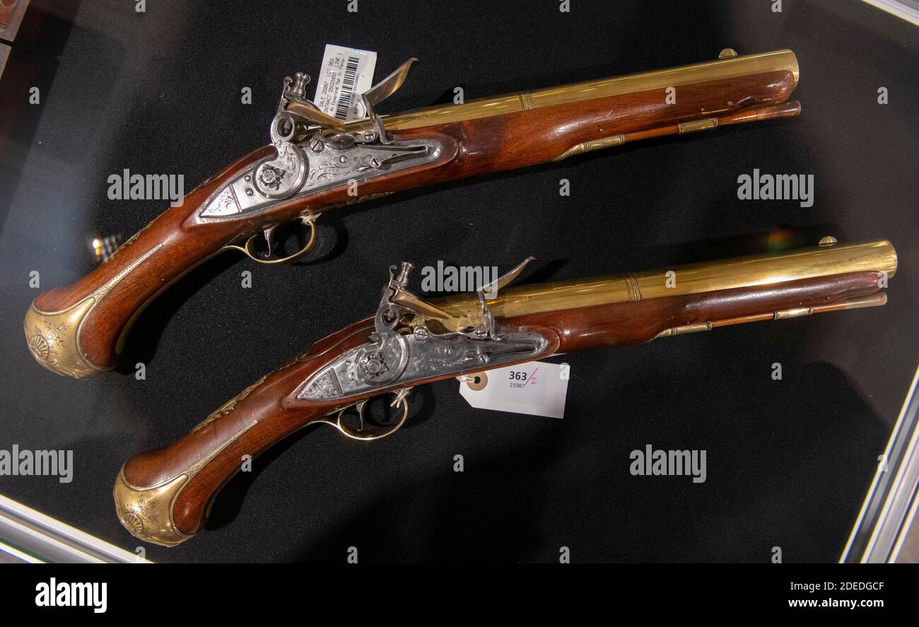 Knighsbridge, Londres, Royaume-Uni. 30 novembre 2020. Aperçu de la vente d'armes anciennes, d'armes de sport modernes et d'armes à feu exceptionnelles de Bonhams à Londres. La vente aura lieu le 3 décembre. Image: Une paire exceptionnelle de pistolets à air à répétition 'Flintlock' de Blair Castle, Écosse par Edward Bate, Londres, Circa 1770, environ £20,000-30,000. Crédit : Malcolm Park/Alay Live News. Banque D'Images