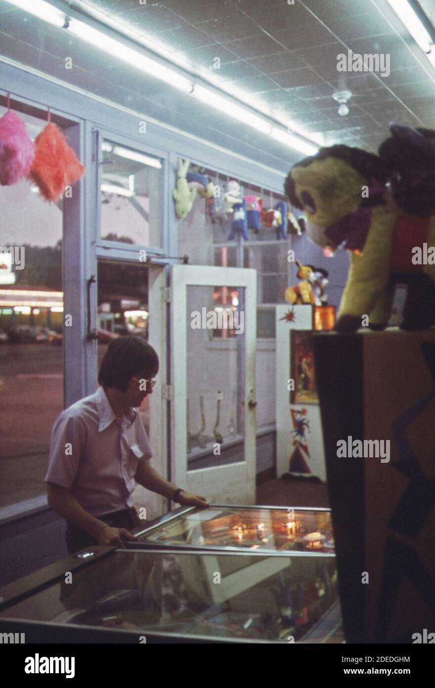 'Photos des années 1970 (1973) - Jeux de Pinball dans un garage rénové Sur ''le Strip;' un terrain de jeu commercial commençant au barrage de Bagnell et se tordant environ un mile le long de la crête Sommet au sud (région du lac Ozarks Missouri) ' Banque D'Images