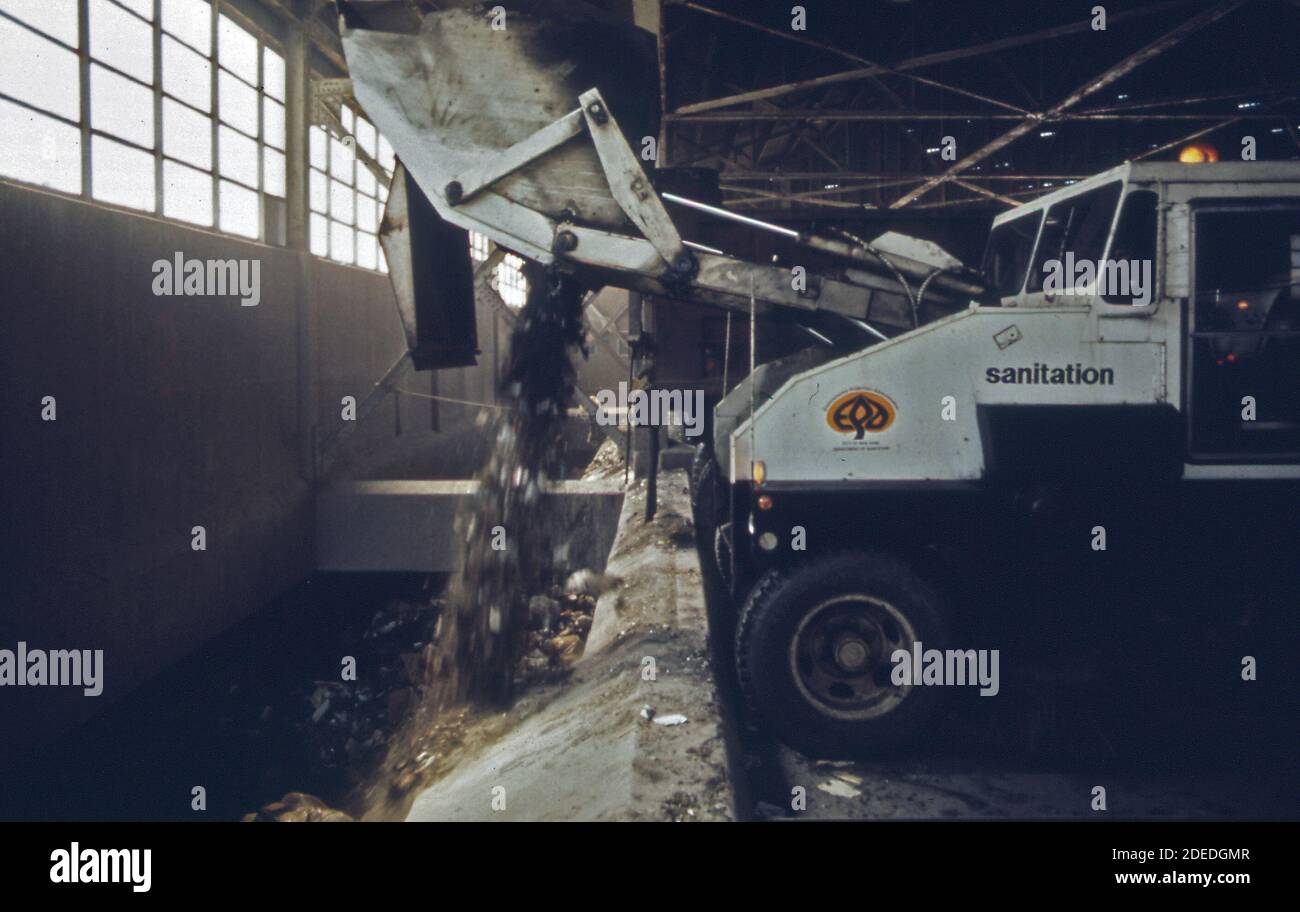 Photo des années 1970 - (1973) - camions à ordures à la 91e rue station de transfert maritime Banque D'Images