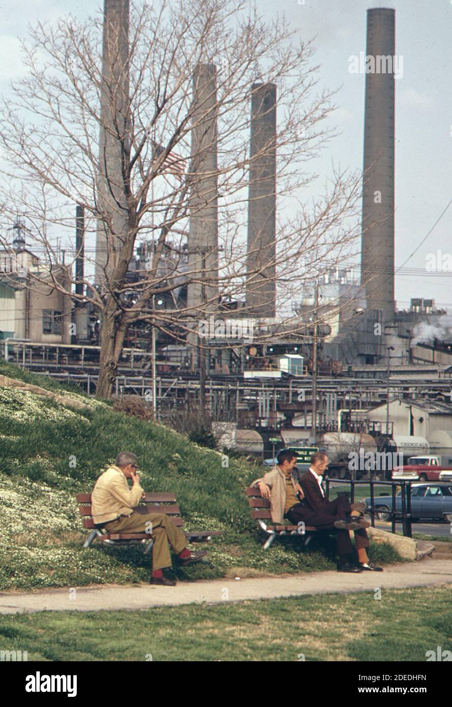 Photo des années 1970 (1973) - le sud de Charleston West des sociétés FMC L'usine de Virginie est juste au-delà du parc Banque D'Images