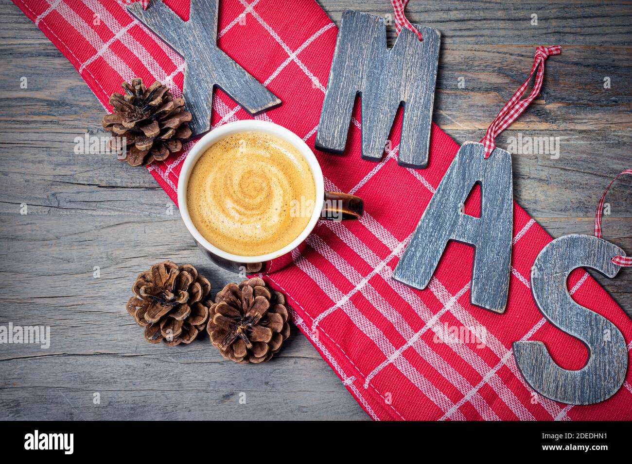 Concept de Noël du café sur fond de bois. Banque D'Images