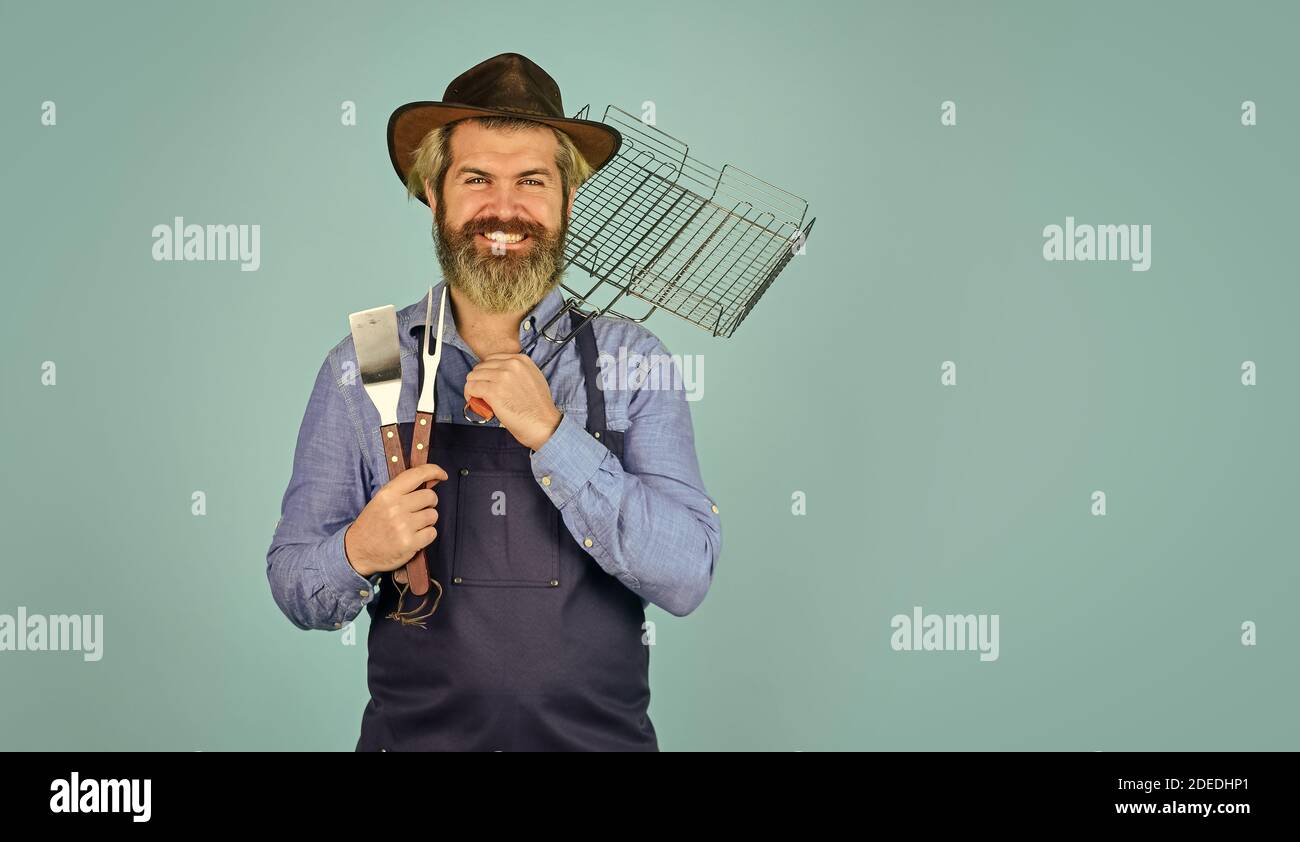 utilisez des ustensiles de cuisine et divers produits. le chef mûr utilise des ustensiles de cuisine pour barbecue. Outils pour rôtir la viande. Qui cuisinent mieux. Le défi de la cuisine ultime. Préparez le dîner pour la famille. Espace de copie. Banque D'Images