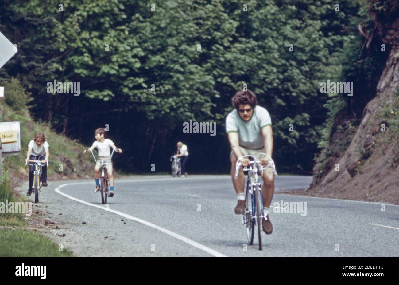 Photo des années 1970 (1973) - les cyclistes aiment la sortie sur Chuckanut Drive Dans le parc national de Larrabee pendant leur dimanche à vélo mensuel Banque D'Images