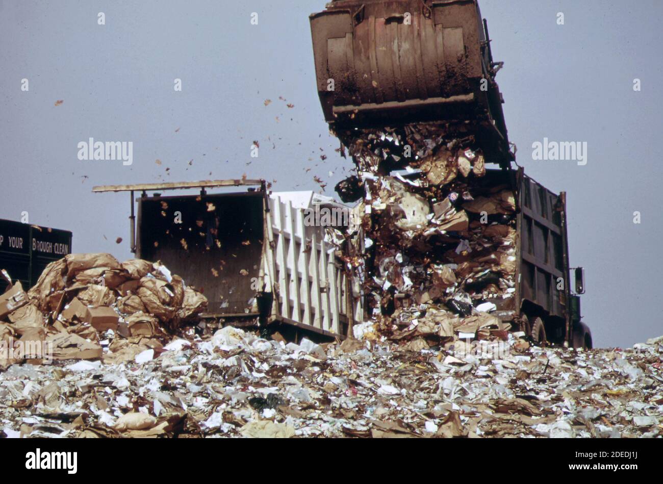 Photo des années 1970 - (1973) - camion empilant les ordures dans les prés de Hackensack se déverser derrière ft. Lee. Le vidage dessert 250 000 habitants du comté de Bergen. Il deviendra éventuellement une aire de loisirs Banque D'Images