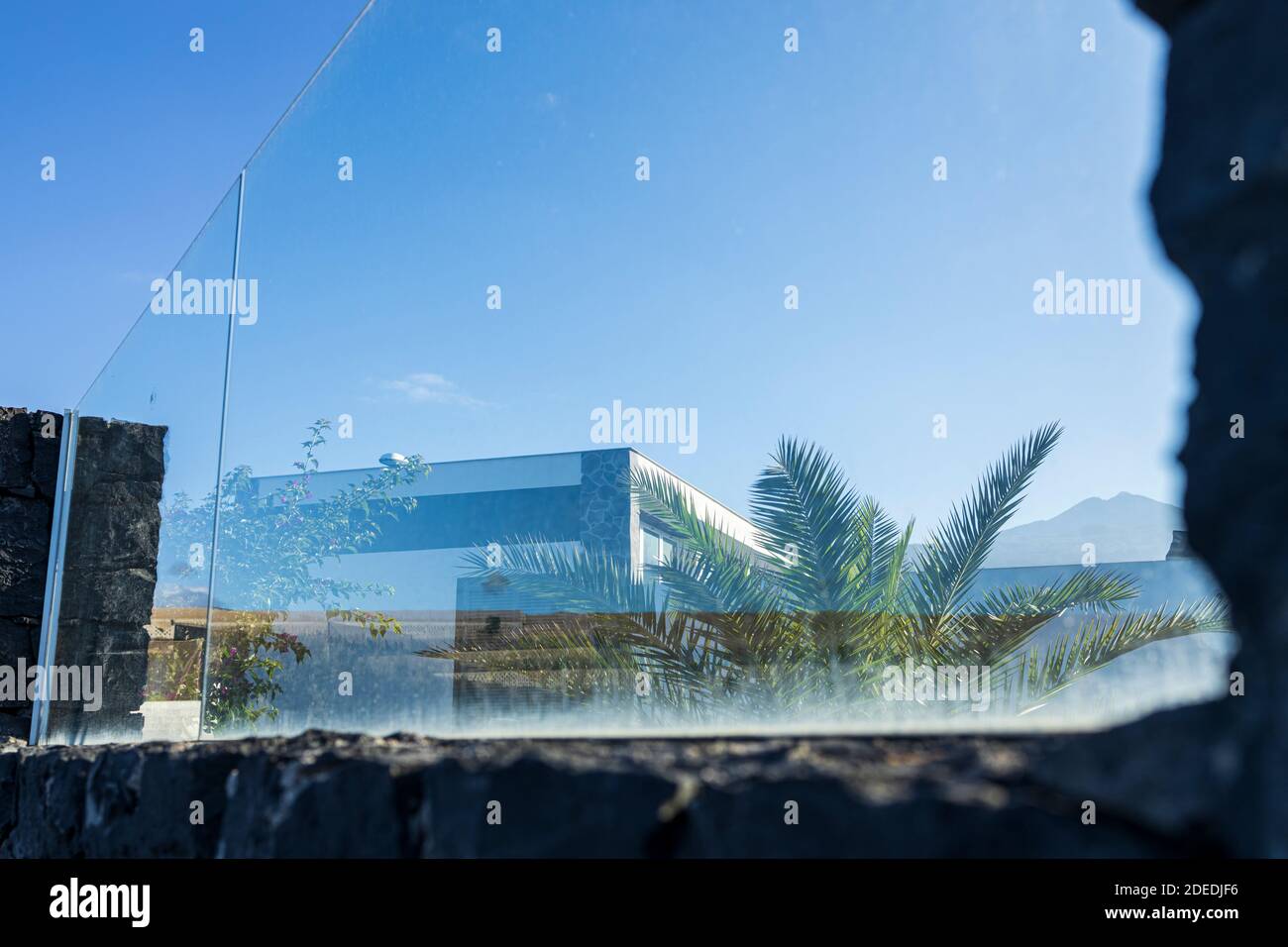 Détail architectural de panneaux de verre dans le cadre du mur extérieur d'une usine de dessalement de l'eau à Fonsalia, Playa San Juan, Tenerife, îles Canaries, Banque D'Images