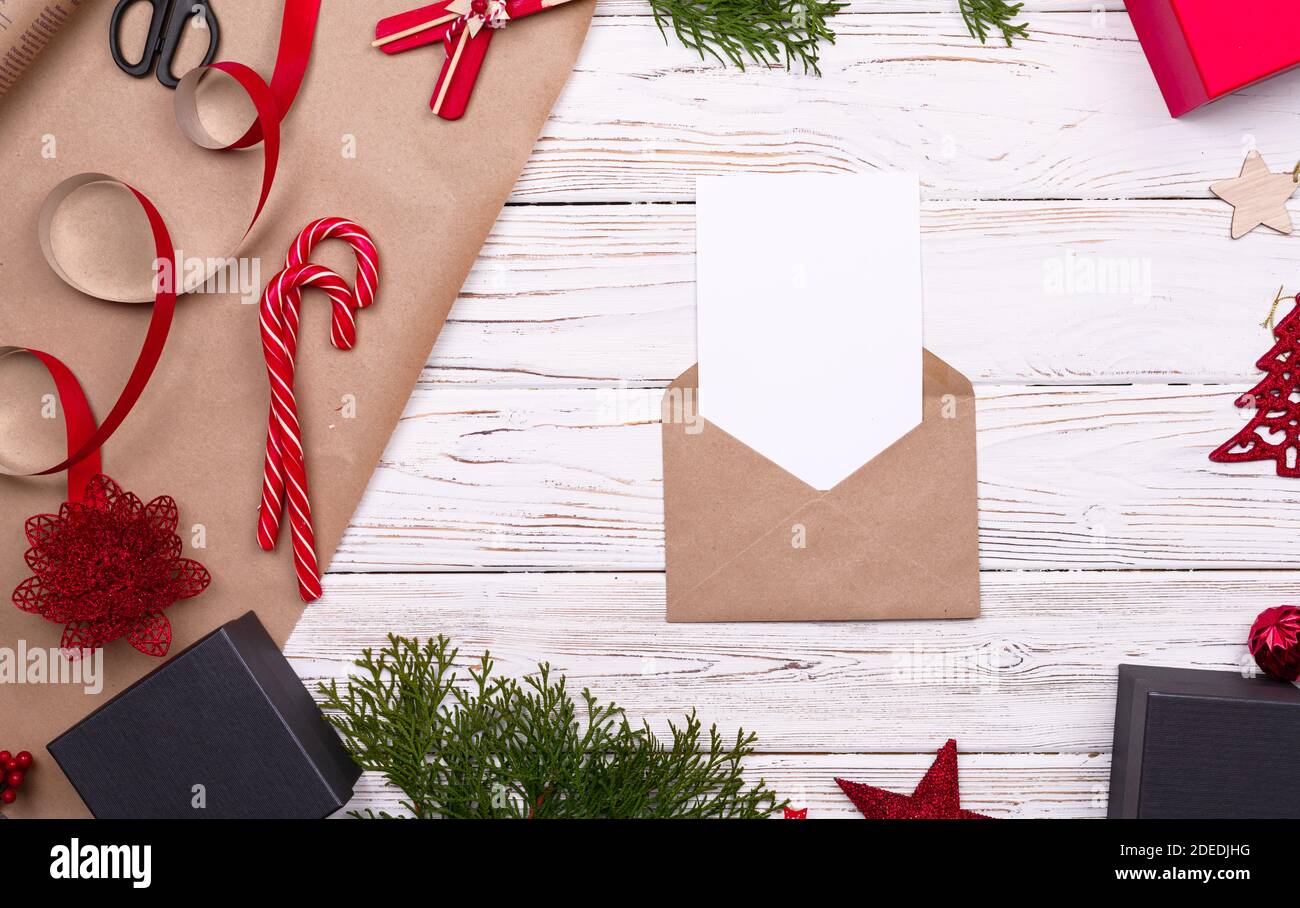 Lettres enveloppe à Santa, Christmass buckground avec canne à sucre Banque D'Images