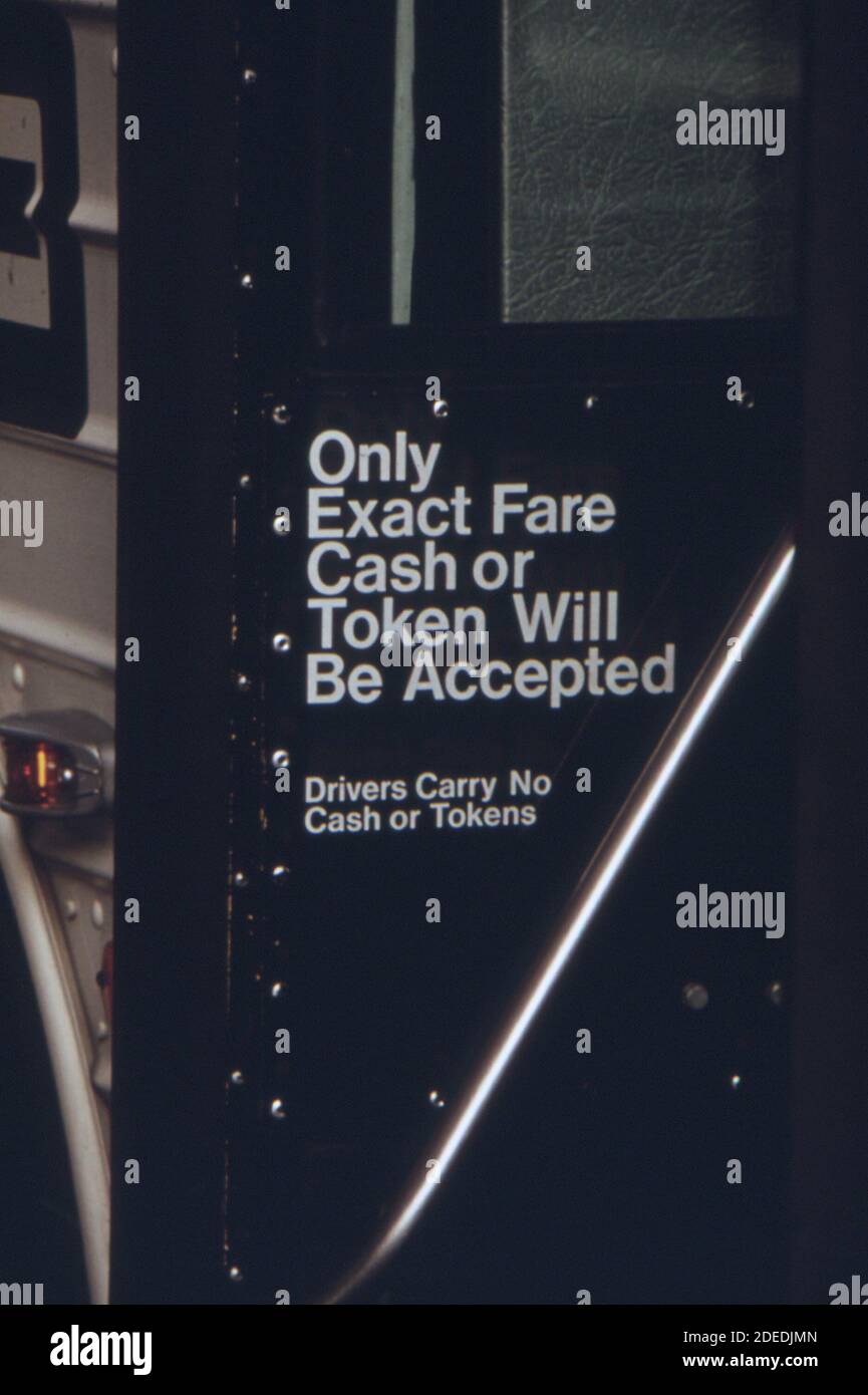 Signez sur un bus Metropolitan Atlanta Rapid Transit Authority (MARTA) note que seul le changement exact ou un jeton sera accepté par le chauffeur. 1974 Banque D'Images