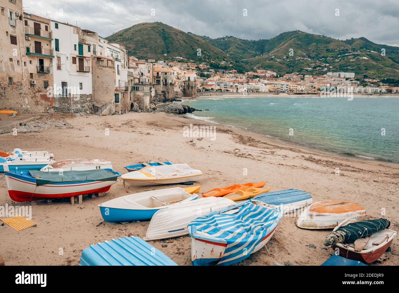 Bateaux de pêche en bois sur la vieille plage de Cefalu, Sicile Banque D'Images