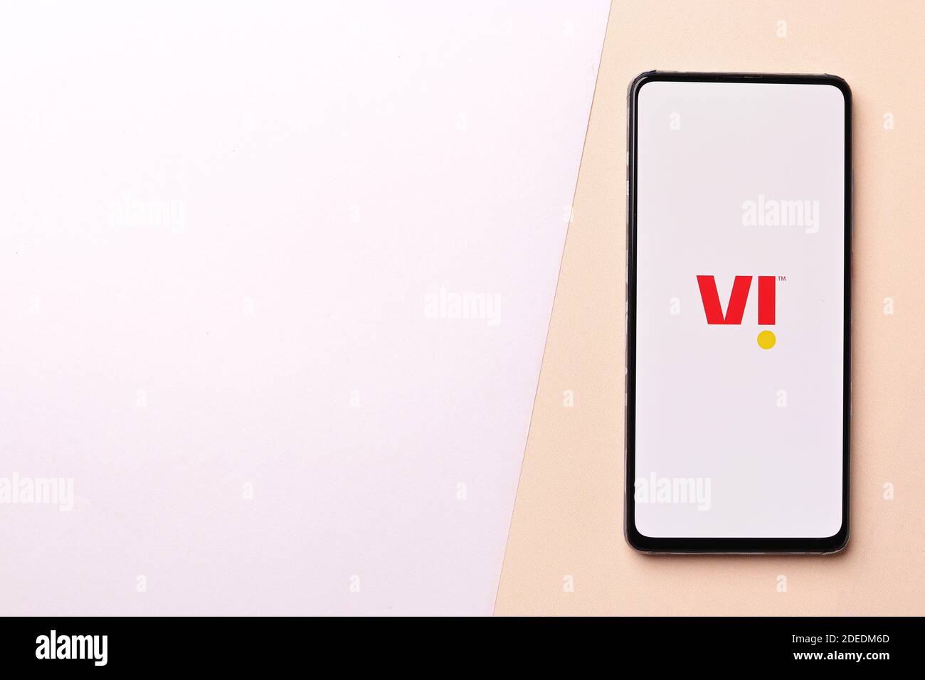 Assam, inde - 29 novembre 2020 : logo VI sur l'écran du téléphone image de stock. Banque D'Images