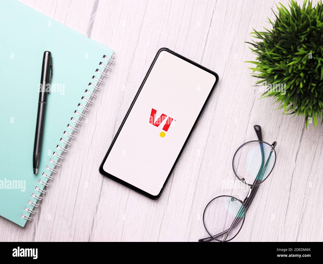 Assam, inde - 29 novembre 2020 : logo VI sur l'écran du téléphone image de stock. Banque D'Images