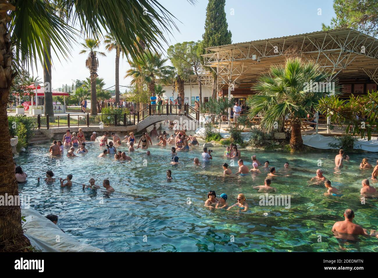 Les touristes non identifiés se baignent dans la piscine d'antiquité ou dans le bain de Cléopâtre à Pamukkale, en Turquie Banque D'Images