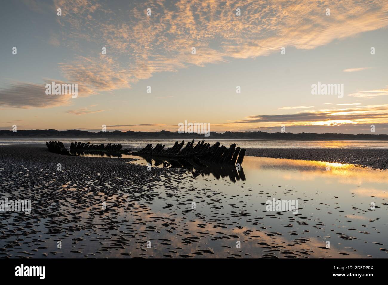 Lever du soleil sur le naufrage du SS Nornen, Burnham on Sea, Somerset Banque D'Images