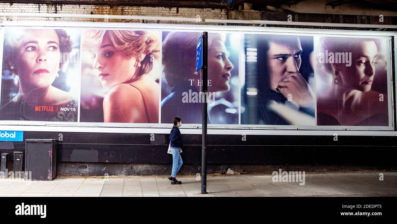 Affiches pour la Couronne - série télévisée controversée Netflix 4 À la gare de Waterloo à Londres aujourd'hui où le lettrage 3d semble avoir été volé de Banque D'Images
