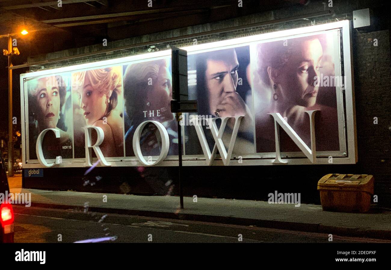 Avant le retrait ou le vol des lettres - Affiches pour The Crown - série télévisée controversée Netflix 4 à Waterloo Station à Londres aujourd'hui où Banque D'Images