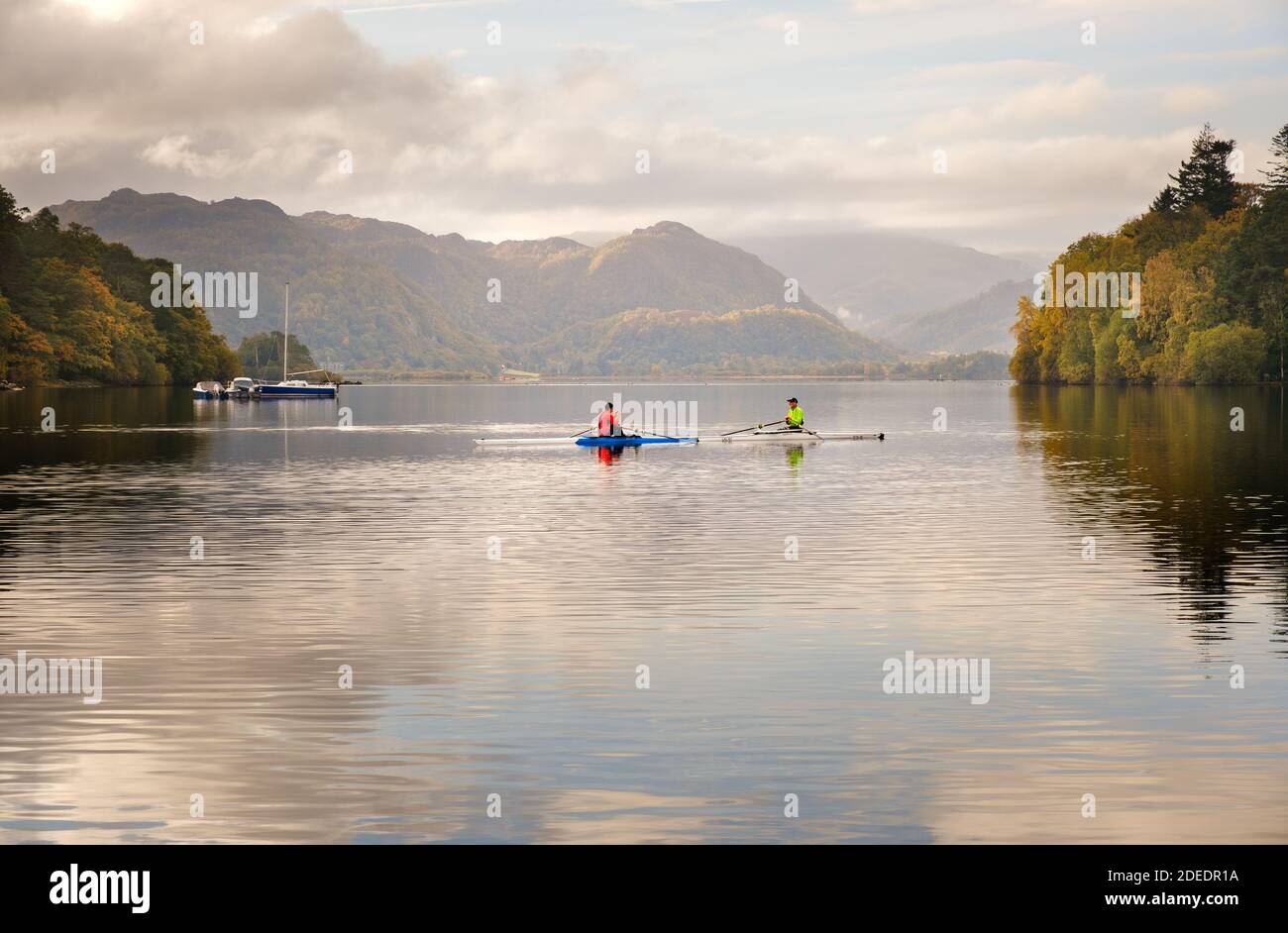 Activités de loisirs dans le quartier des lacs anglais deux canoéistes se détendent dans les réflexions tôt le matin sur Derwent Water près de Keswick, Cumbria. Banque D'Images