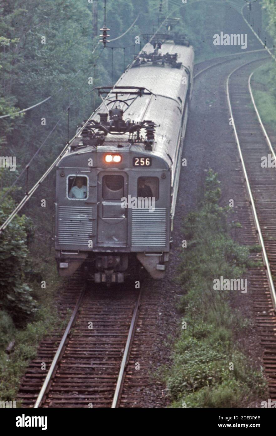 Train de la Southeastern Pennsylvania Transportation Authority (SEPTA) en route vers le nord de Philadelphie. 1974 Banque D'Images