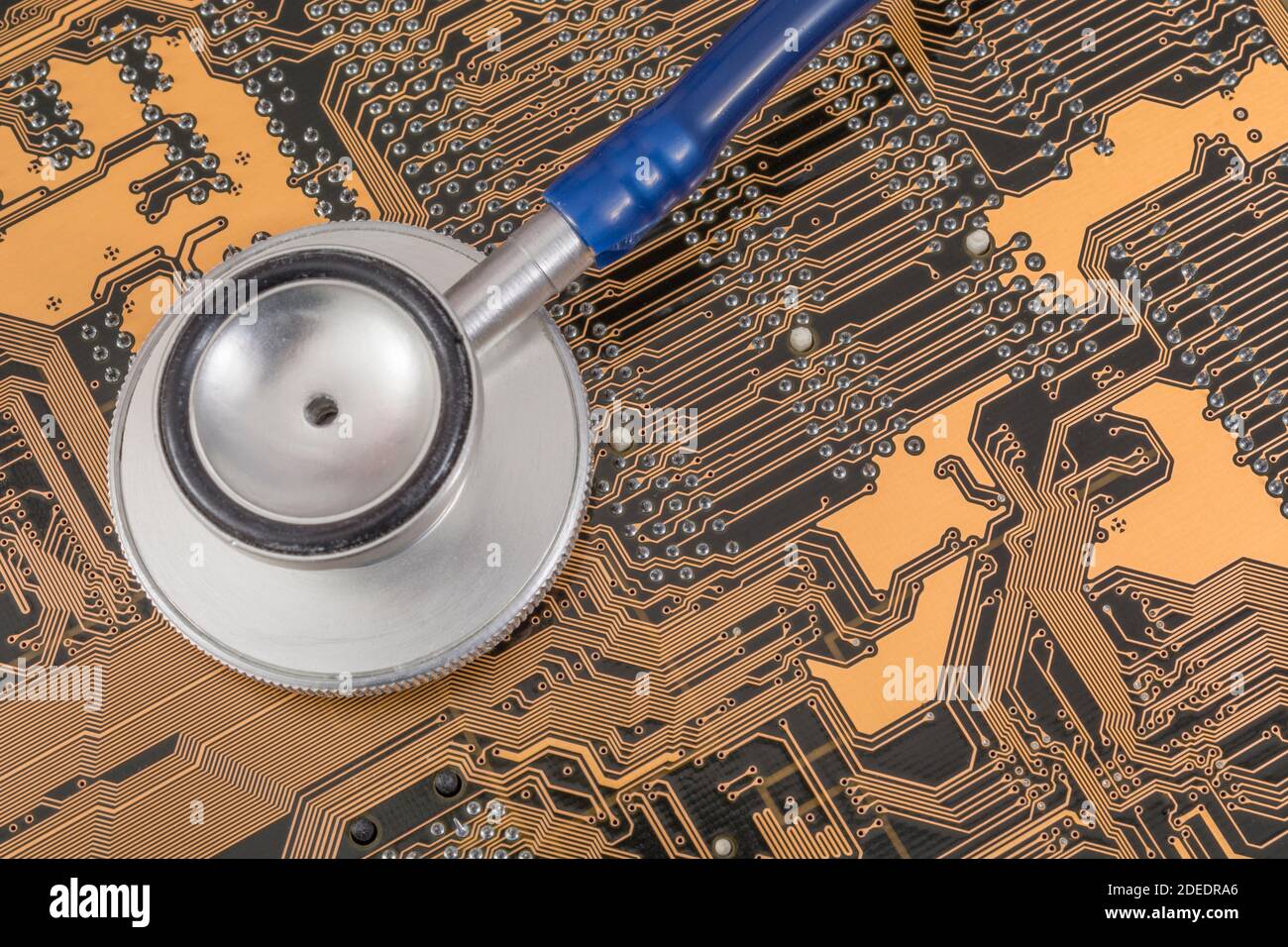 Stéthoscope et carte mère pour PC. Pour l'assistance à la vie des PC de bureau, le diagnostic des défauts des calculateurs, le diagnostic des défauts des calculateurs, les défauts des systèmes informatiques, l'état des calculateurs Banque D'Images