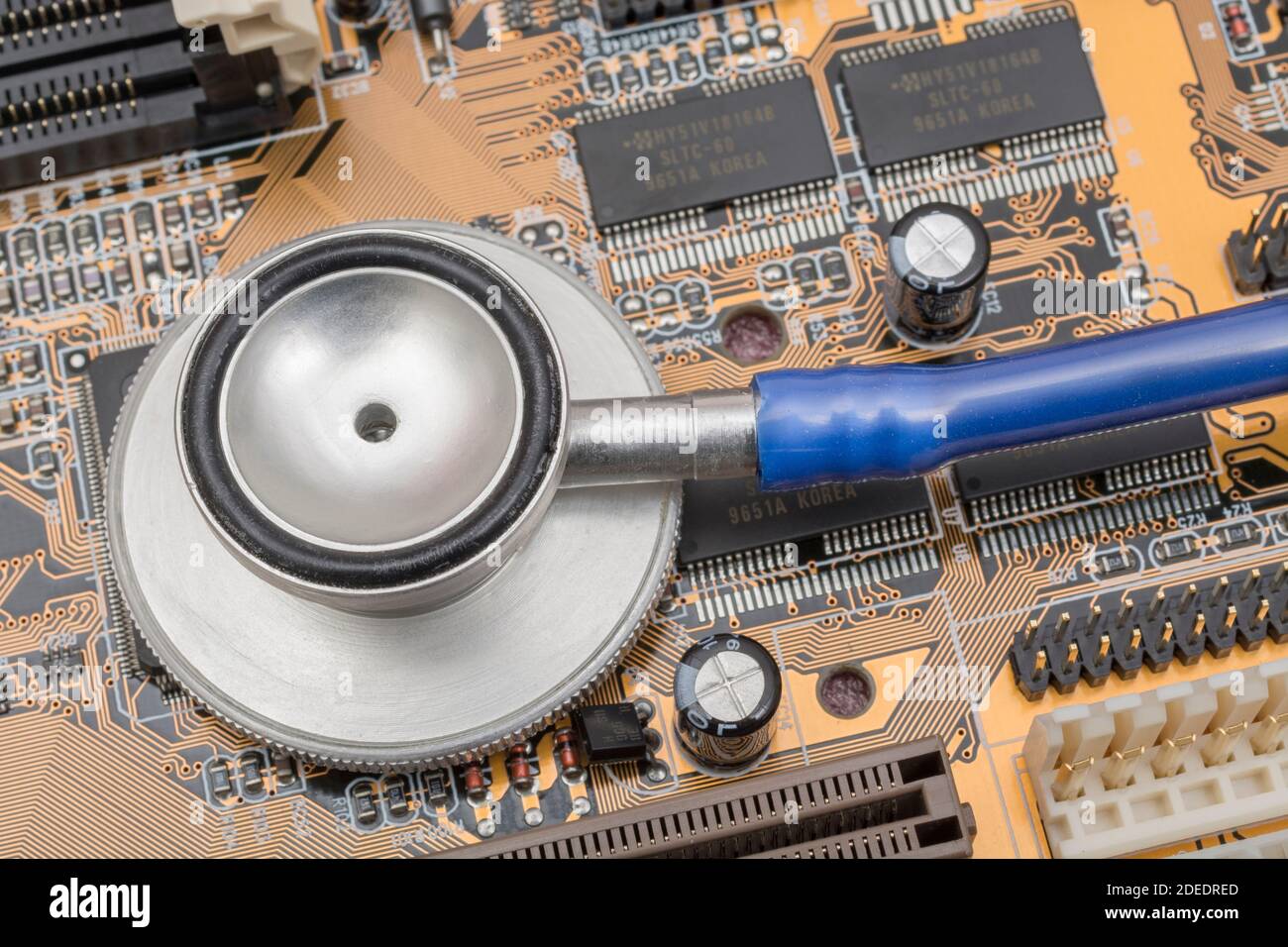 Stéthoscope et carte mère pour PC. Pour l'assistance à la vie des PC de bureau, le diagnostic des défauts des calculateurs, le diagnostic des défauts des calculateurs, les défauts des systèmes informatiques, l'état des calculateurs Banque D'Images