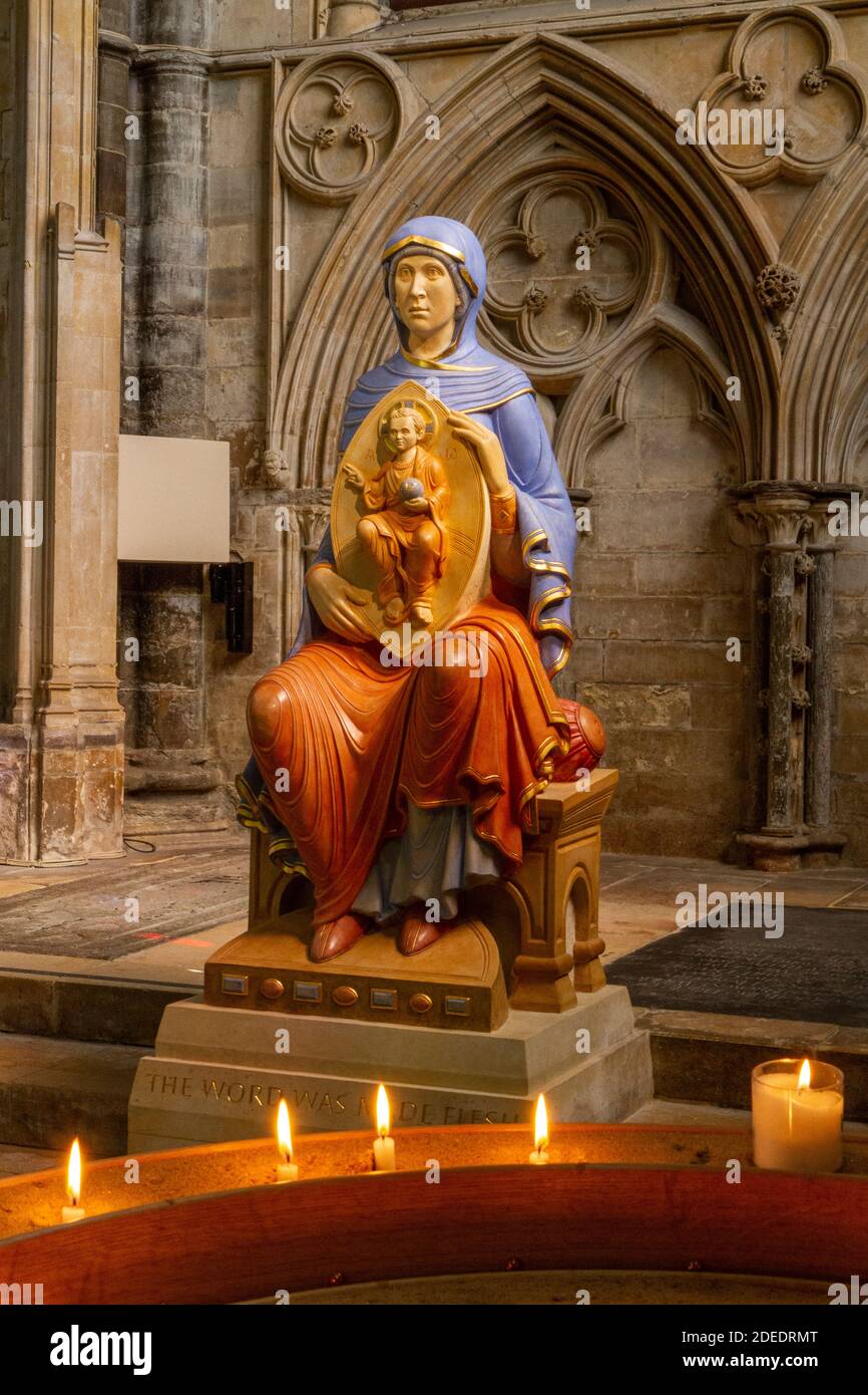 Sculpture moderne de la Vierge Marie et de l'enfant Christ par Aidan Hart (c. 2014), Lincoln Cathedral, Lincoln, Lincs., Royaume-Uni. Banque D'Images