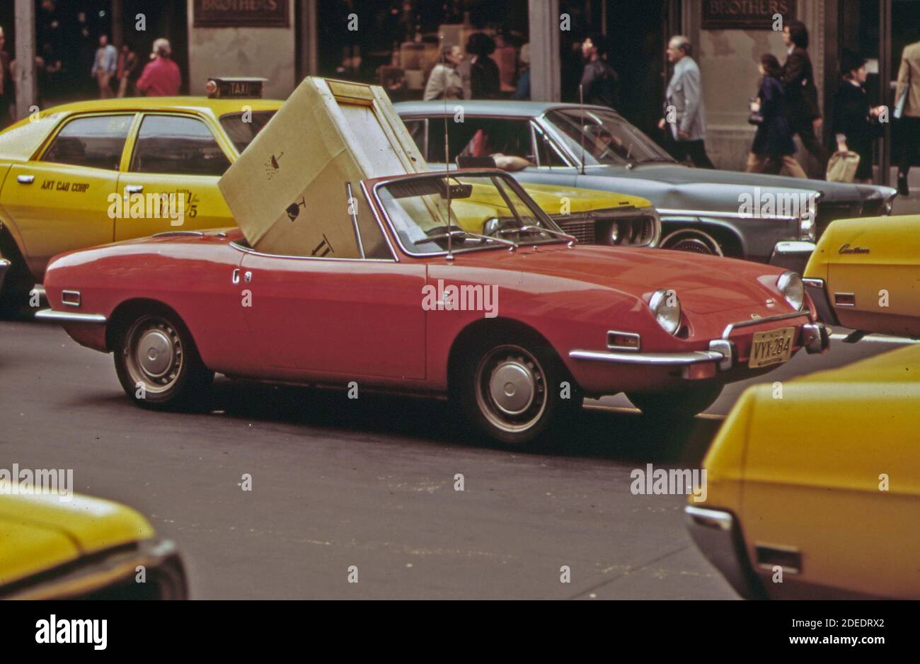 Photo des années 1970 (1973) - voiture à triple parking avec charge dangereuse à l'intérieur Midtown Manhattan Street (New York) Banque D'Images