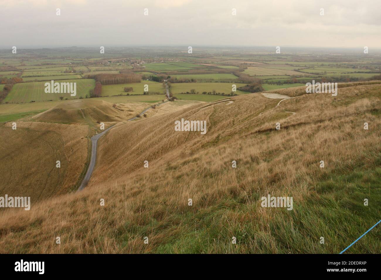 Les plaines de l'Oxfordshire du Uffington White Horse, avec la sculpture à la craie en premier plan, Angleterre, Royaume-Uni Banque D'Images