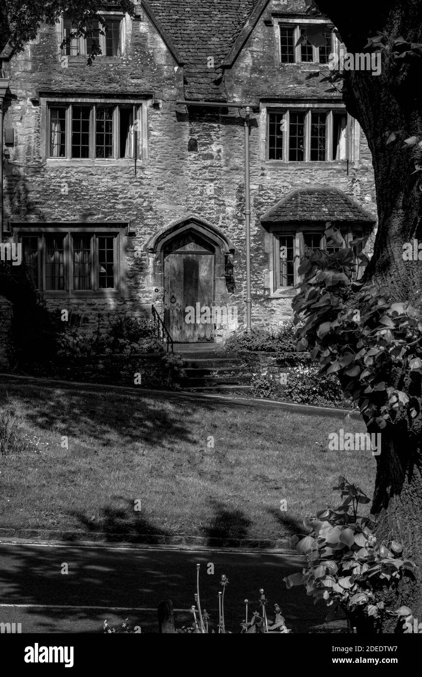 La maison à pignons dans la ville de laine de Cotswold de Burford, Oxfordshire, Angleterre. Une façade de 1600s Jacobean et une porte de 1500s Tudor cachent des poutres en bois datant du début de 1400s. Banque D'Images