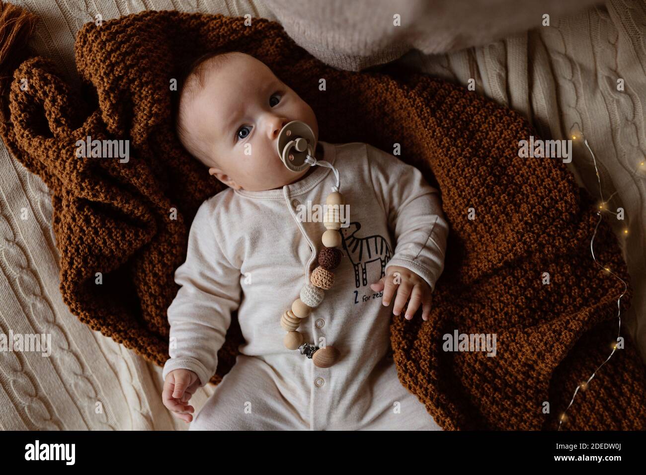 Adorable Petite Fille Caucasienne Couchee Sur Un Lit Confortable De Couleur Tricotee Plaid Brune Bonne Enfance Et Soins De Sante Photo Stock Alamy