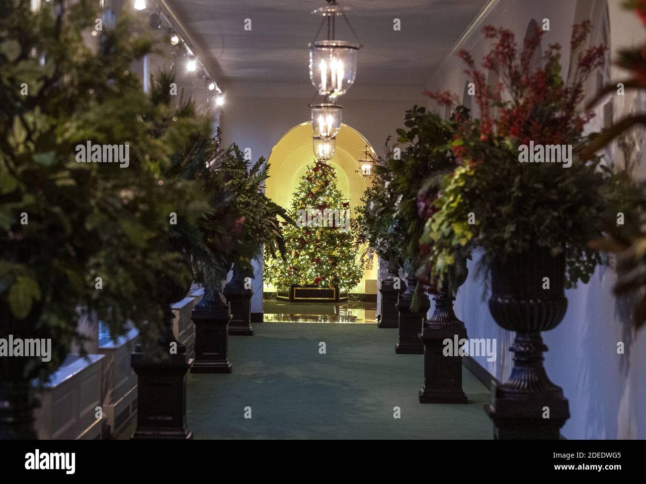 Washington, États-Unis. 30 novembre 2020. L'East Colonnade est décorée pour les fêtes à la Maison Blanche à Washington, DC, le lundi 30 novembre 2020. Le thème de cette année est « l'Amérique la belle » et est un hommage aux merveilles naturelles du pays. Photo de Kevin Dietsch/UPI crédit: UPI/Alay Live News Banque D'Images