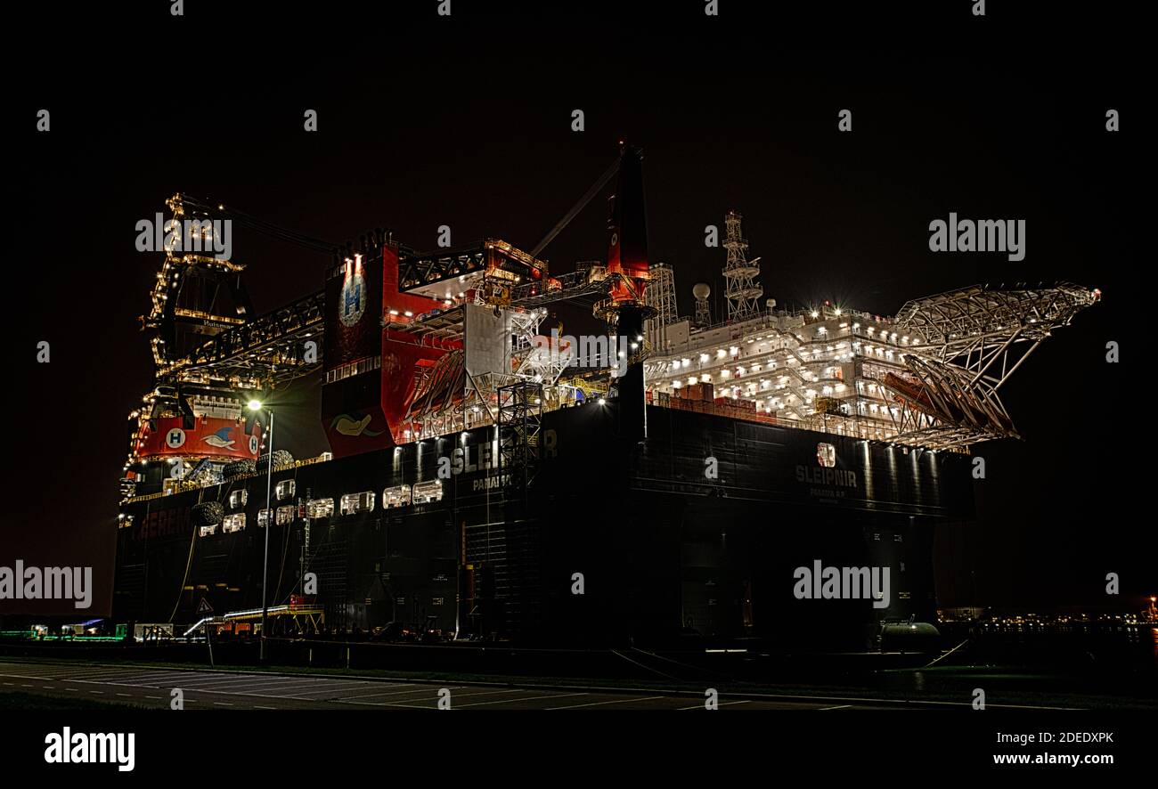 Rozenburg,Hollande,30-nov-2020:une des plus grandes grues vesseld dans le port d'europoort, celle-ci est utilisée partout dans le monde Banque D'Images