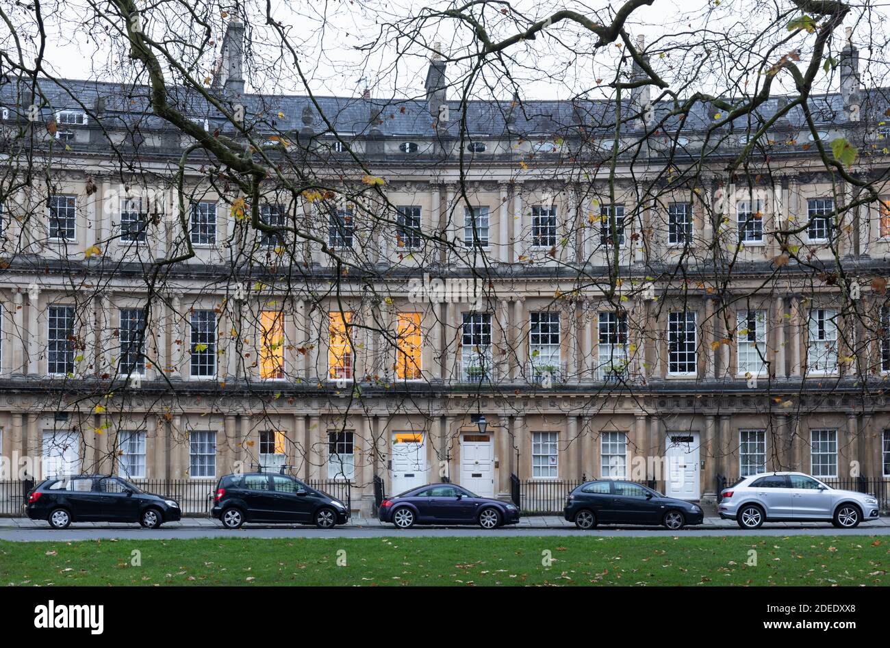 L'architecture géorgienne emblématique du Cirque au crépuscule. Ville de Bath, Somerset, Angleterre, Royaume-Uni. Un site classé au patrimoine mondial de l'UNESCO Banque D'Images