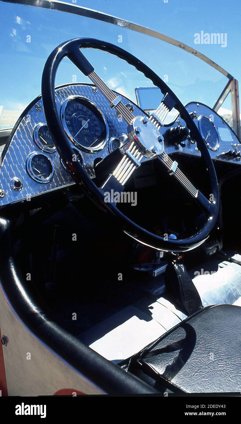 Intérieur de voiture de course Allard aux courses historiques de Monterey à Piste de course Laguna Seca Californie Etats-Unis 1990 Banque D'Images