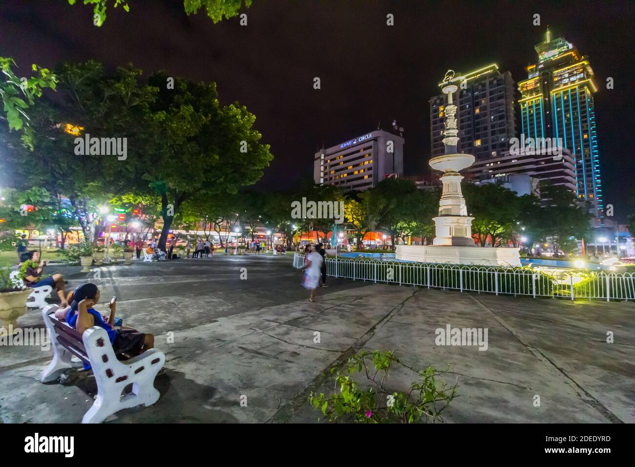 Fuente Osmena la nuit à Cebu City, Philippines Banque D'Images